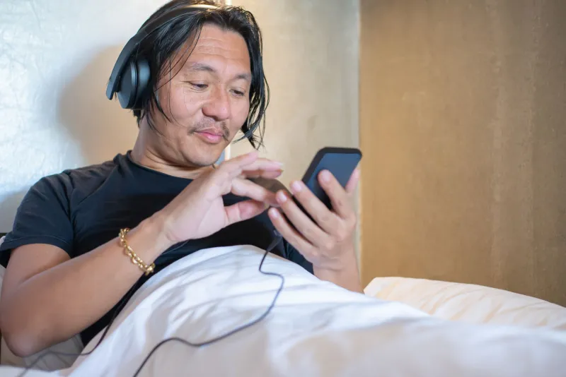Familiar Songs, Unfamiliar Risks: How Licensed Music on Pokies Platforms Lowers Your Guard