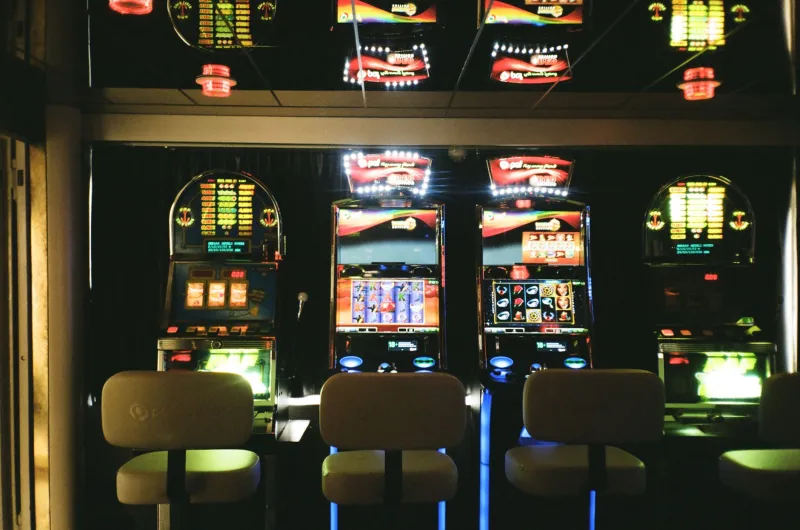 Wild Swings or Steady Spins: How Pokies Volatility Actually Shapes Your Session